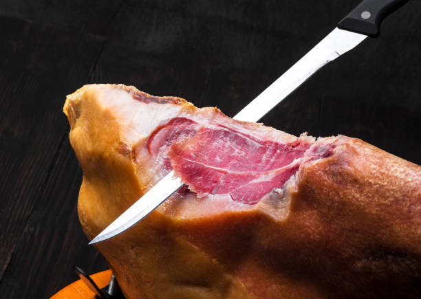 jamón. jamón serrano. jamón tradicional español sobre negro de cerca - serrano chilli pepper meat ham spain fotografías e imágenes de stock