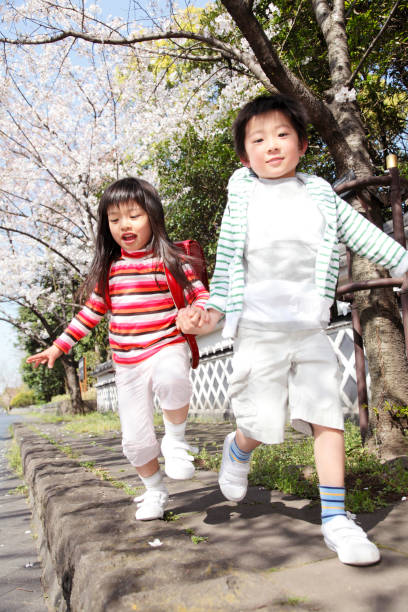 istock Male and female elementary school while going to school 674158856