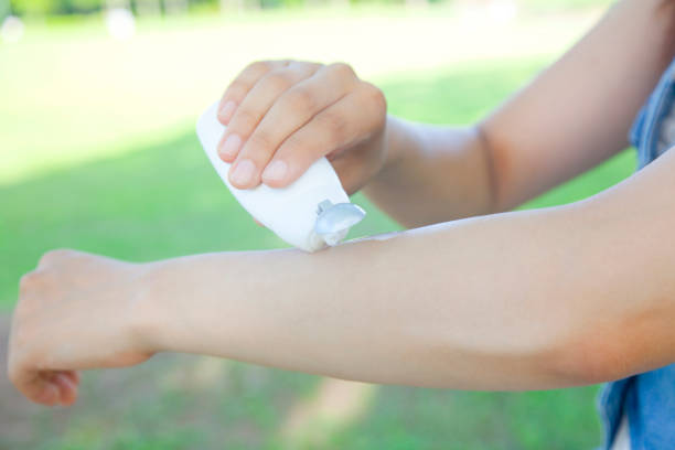 istock Women wear sunscreen handy 674160798