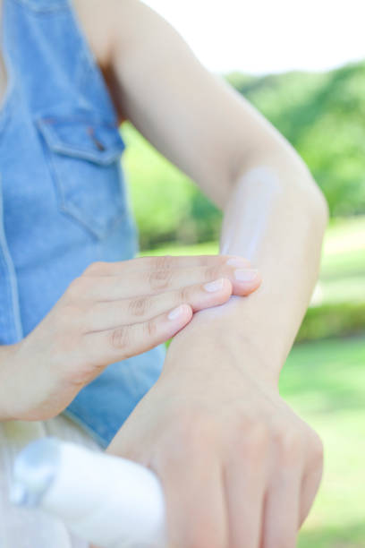 istock Women wear sunscreen handy 674160828