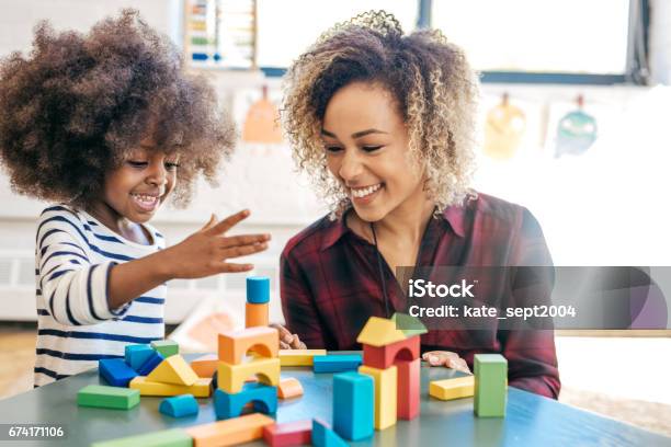 Photo libre de droit de Jouer Et Apprendre banque d'images et plus d'images libres de droit de Enfant - Enfant, Enseignant, S'amuser