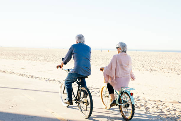 バイクでアクティブ シニア カップル - retirement mature couple couple bicycle ストックフォトと画像