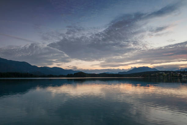 faaker ver - cordillera karavanke fotografías e imágenes de stock