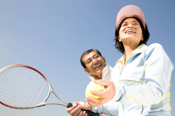 mann und frau im tennis - tennis active seniors healthy lifestyle senior men stock-fotos und bilder