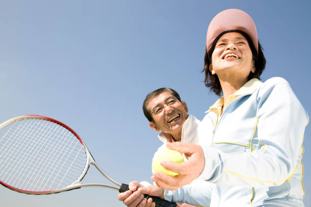mąż i żona w tenisie - tennis active seniors healthy lifestyle senior men zdjęcia i obrazy z banku zdjęć
