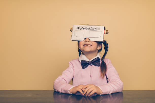 jovem nerd fêmea com fone de ouvido de realidade virtual - connection child futuristic humor - fotografias e filmes do acervo