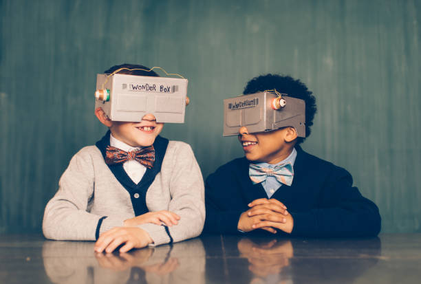 dwa młodzi mężczyźni frajerzy z zestawami słuchawkowymi wirtualnej rzeczywistości - connection child futuristic humor zdjęcia i obrazy z banku zdjęć