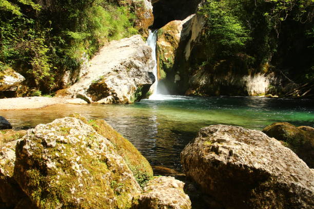 der fluss aniene bei subiaco - lazio stock-fotos und bilder