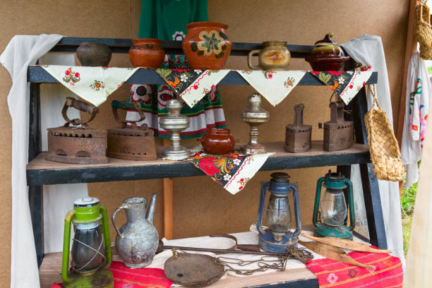 istock Antiques on the market, household items 674207918