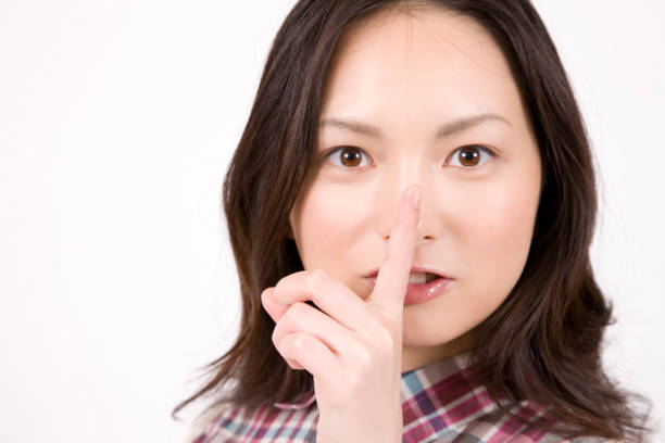 秘密の女性 - 虚言 ストックフォトと画像