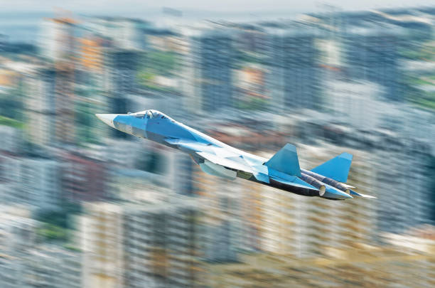 kampfjet flugzeug über der stadt mit hoher geschwindigkeit - air force fighter plane pilot military stock-fotos und bilder