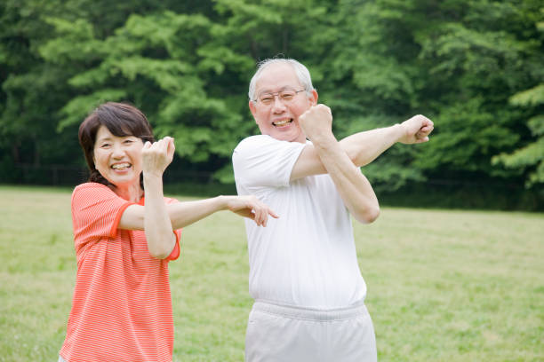 Una pareja de ancianos para hacer estos ejercicios en el Parque - foto de stock