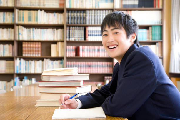 herren junior high school schüler in die bibliothek zu studieren - mittelschule bücher stock-fotos und bilder