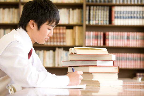 istock Men's junior high school students to study in the library 674228386