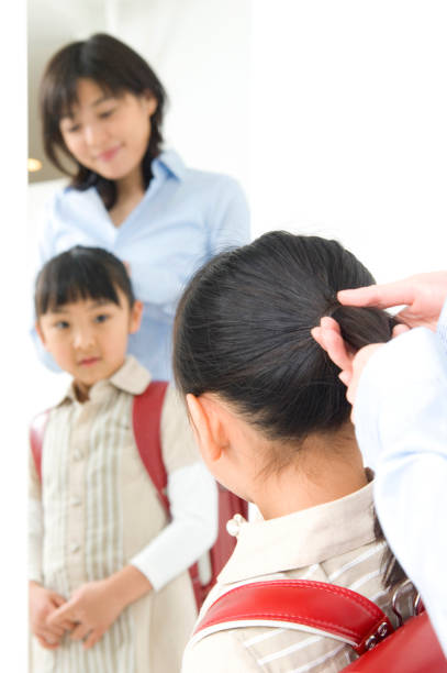 istock Mother daughter hair 674228980
