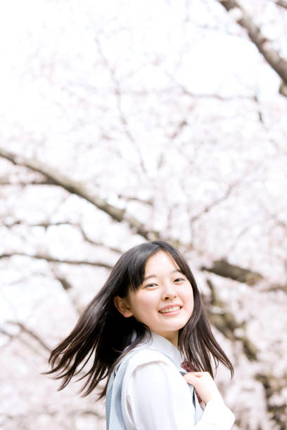 istock Women's junior high school students under the cherry blossoms 674237760