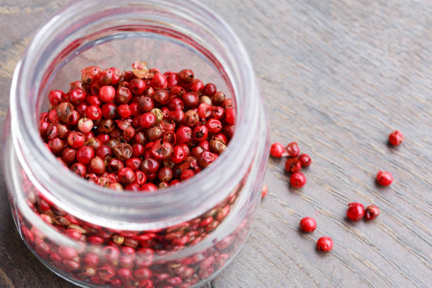 pink peppercorns - pink peppercorn imagens e fotografias de stock