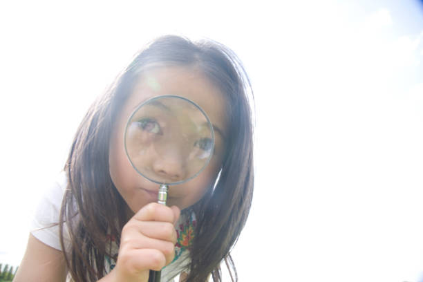 istock Girls use the magnifying glass 674251132