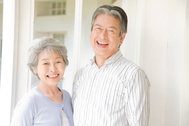 老夫婦が笑っています。 - シニア世代 写真 ストックフォトと画像