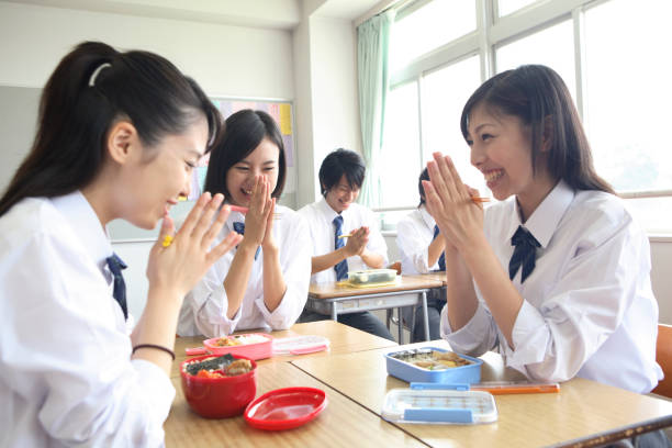 도시락을 먹는 여 고생 - lunch box lunch packed lunch school lunch 뉴스 사진 이미지