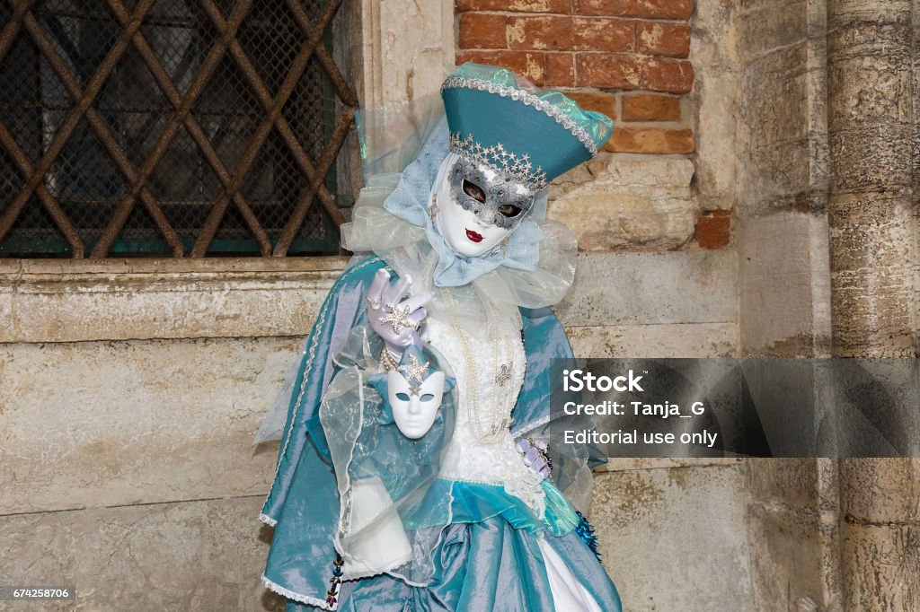 Mascara Veneciana Mujer En Traje De Carnaval Elegante Azul Ligero