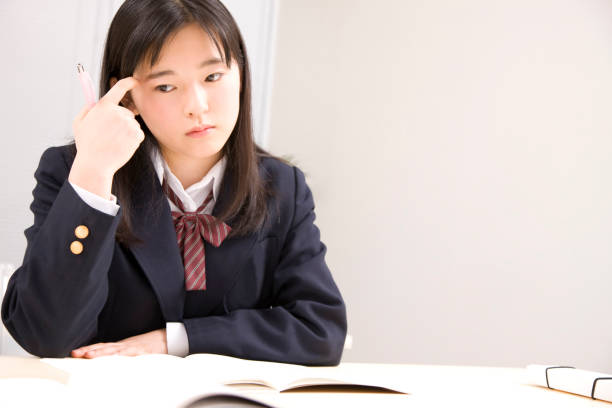 istock Women's junior high school students to study at the Institute 674280392