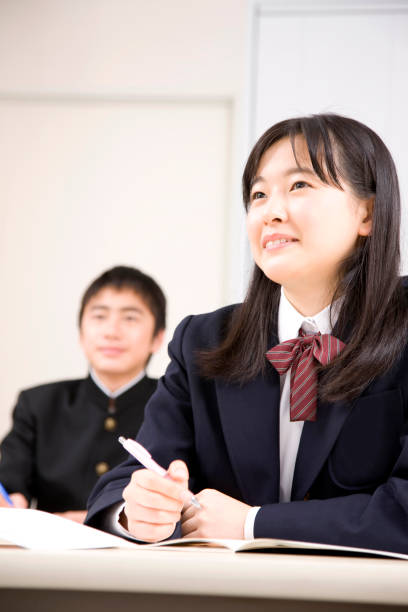 istock Women's junior high school students to study at the Institute 674281862