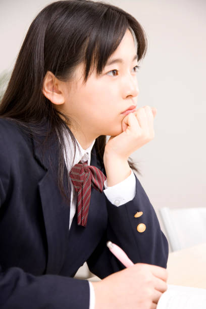 istock Women's junior high school students to study at the Institute 674284858