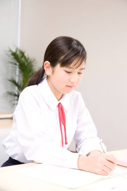 istock Women's junior high school students to study at the Institute 674285966