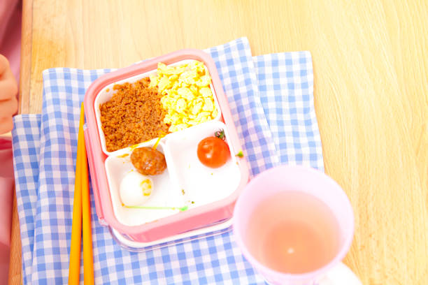 Kindergarten girls lunch