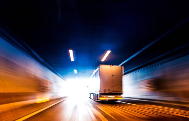 camion de transport conduite en tunnel - move back photos et images de collection