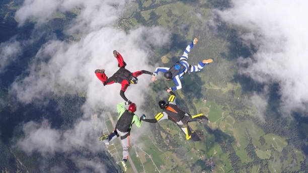 pov des parachutistes en chute libre, au-dessus du paysage rural - freefall photos et images de collection