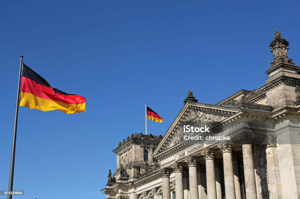 Banderas alemanas y edificio del Reichstag en Berlín, Alemania - Foto de stock de Alemania libre de derechos