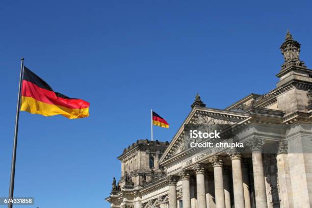 Banderas Alemanas Y Edificio Del Reichstag En Berlín Alemania Foto de stock y más banco de imágenes de Alemania