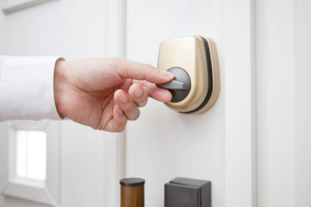 istock Close the door men at hand 674332014