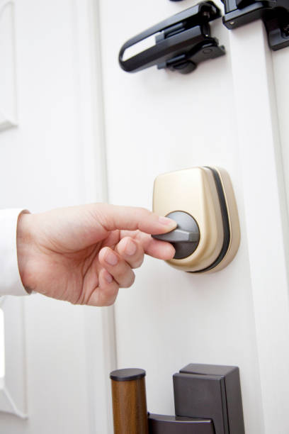 istock Close the door men at hand 674332016