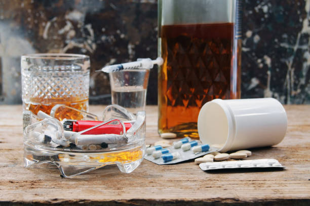 médicaments, des pilules et des boissons alcoolisées - alcohol drug abuse alcoholism pill photos et images de collection
