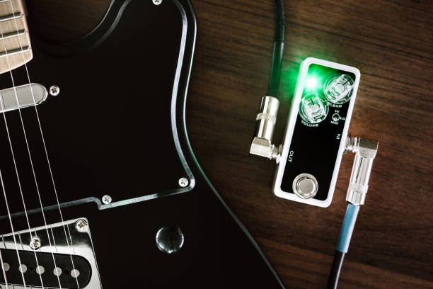 электрическая гитара и эффекты педаль - guitar pedal стоковые фото и изображения