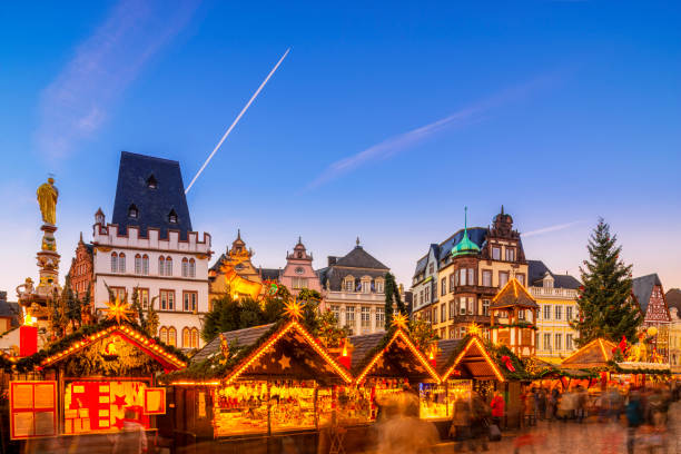 trier - mercado de navidad - travel europe sunset winter fotografías e imágenes de stock