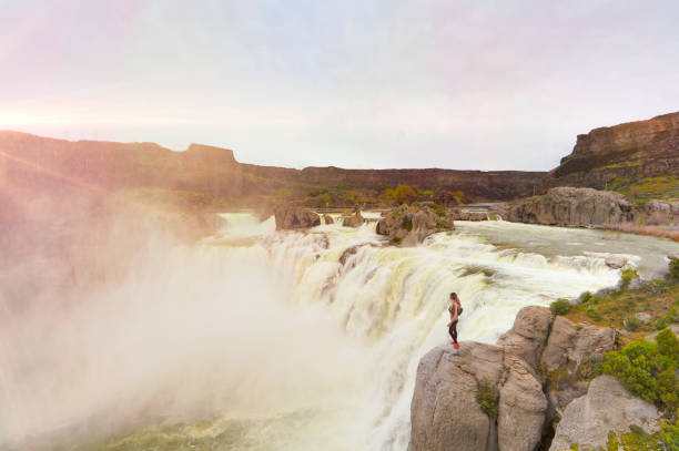 쇼 쇼 운 폭포 옆에 서 있는 여자 - shoshone falls 뉴스 사진 이미지