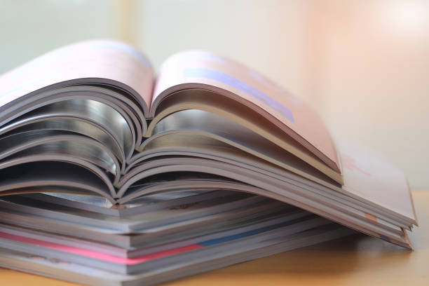 enfoque selectivo del lugar compartimiento apilado sobre mesa. - print magazine stack paper fotografías e imágenes de stock