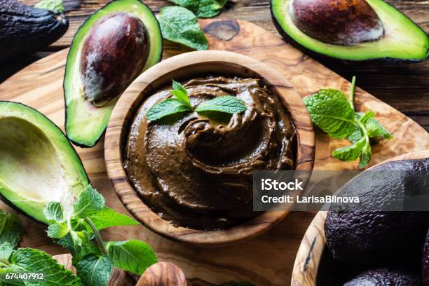 Rohe Schokolade Avocadomousse Pudding Mit Minze In Olivenöl Holzschale Veganvegetarisches Essen Bio Gesundes Dessert Stockfoto und mehr Bilder von Avocado