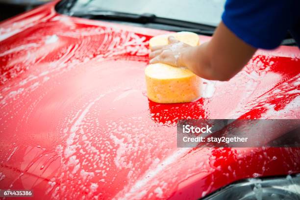 Arbeiter Waschen Rotes Auto Mit Schwamm Auf Einer Autowäsche Stockfoto und  mehr Bilder von Autowaschanlage - iStock