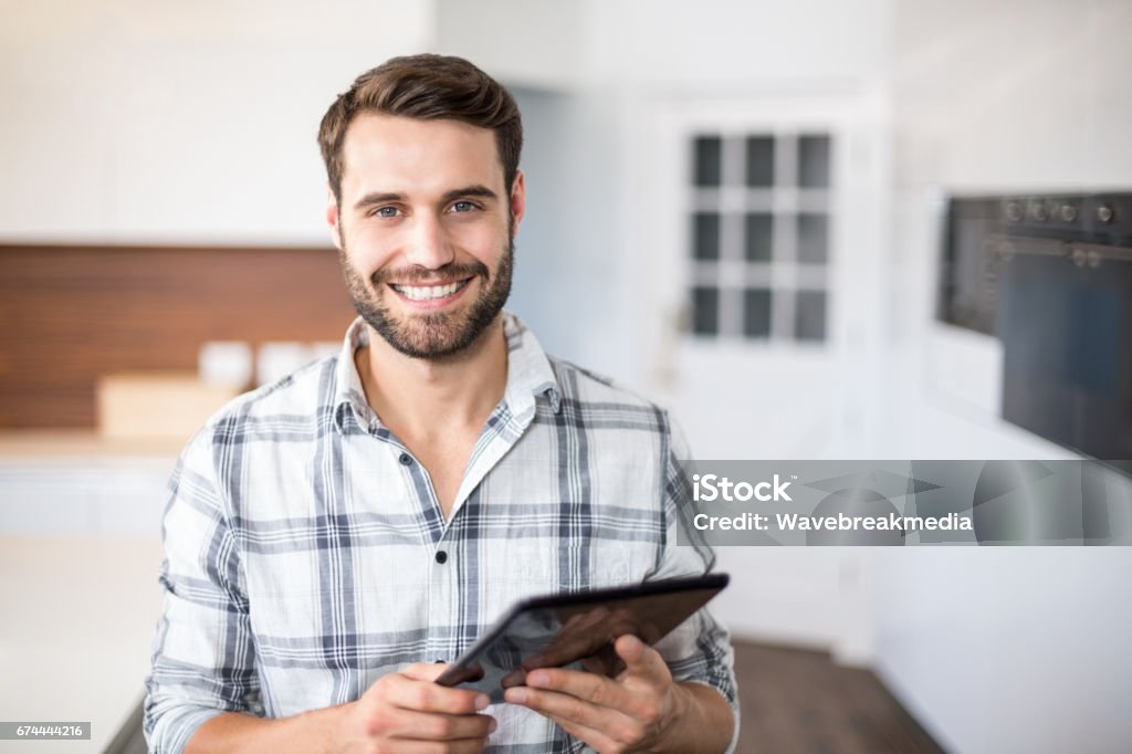 Retrato de hombre feliz con tableta digital - Foto de stock de Hombres libre de derechos