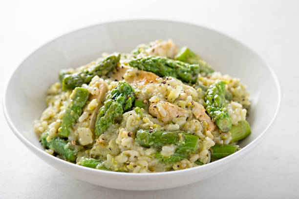 risoto de frango e aspargos - risotto asparagus green pea spring - fotografias e filmes do acervo