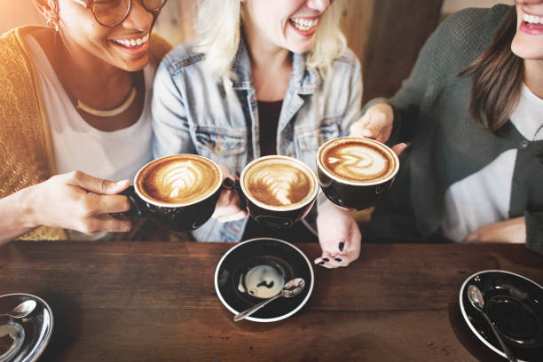 donne amiche divertimento coffee times concetto - caffè bevanda foto e immagini stock