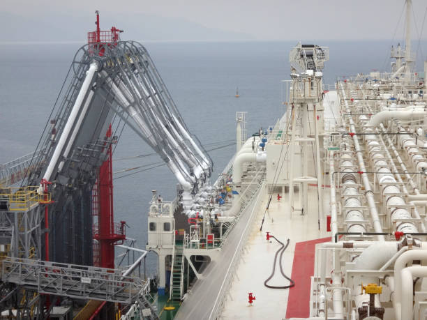 brazos de carga de gnl para carga/descarga carga de gnl de gas natural licuado - supertanker fotografías e imágenes de stock