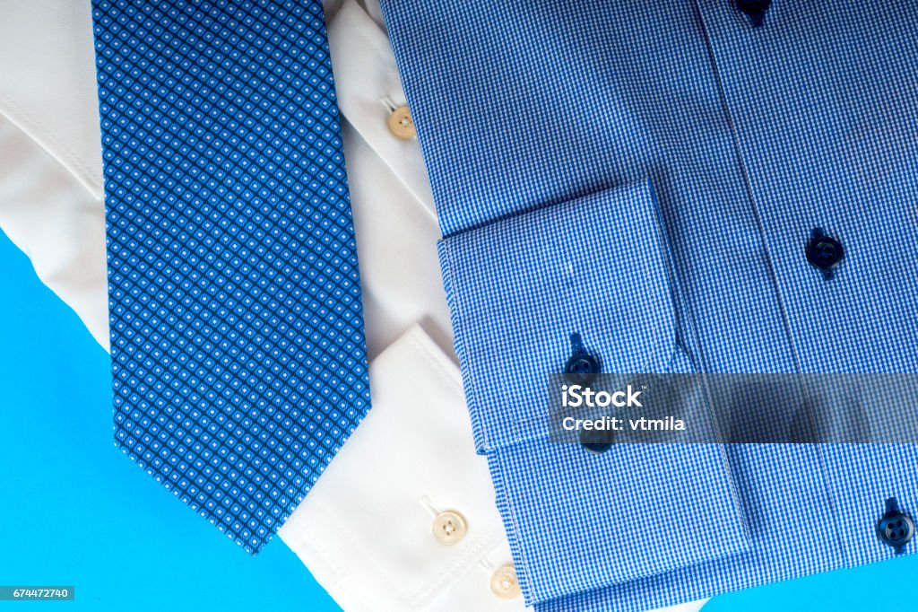 Pilha de closeup de camisa azul e branco sobre um fundo claro. - Foto de stock de Algodão - Material Têxtil royalty-free Pilha de closeup de camisa azul e branco sobre um fundo claro. - Foto de stock de Algodão - Material Têxtil royalty-free