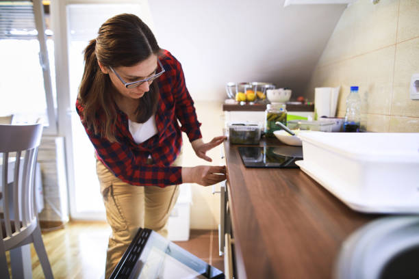 mulheres, incluindo sobre os cooktops de indução - stove ceramic burner electricity - fotografias e filmes do acervo