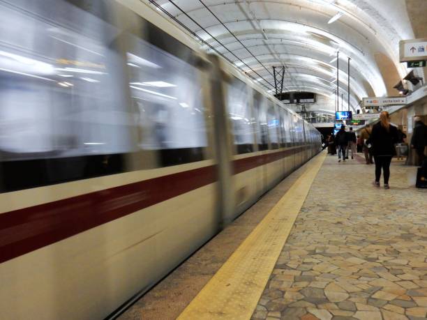 metropolitana di roma termini - baggage wagon photos et images de collection